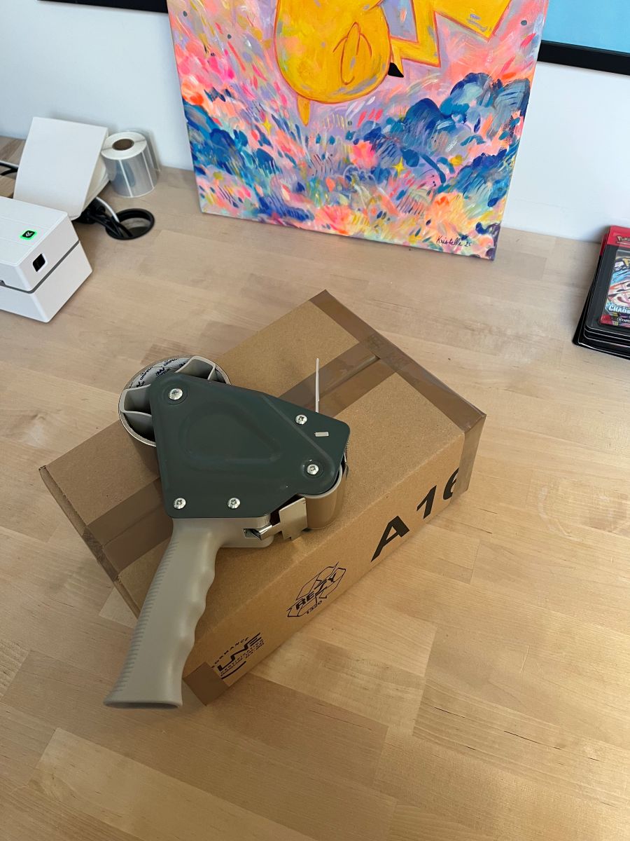 Chaque commande est emballée avec soin avant de partir.